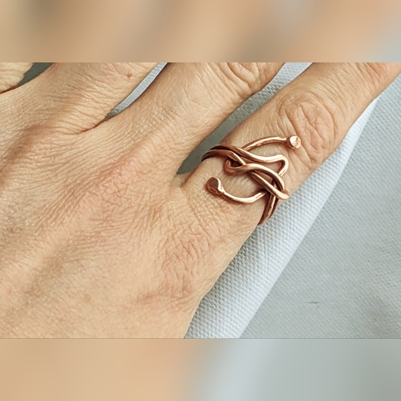 Dynamic Copper Ring Artisan Crafted - Picture 2 of 9